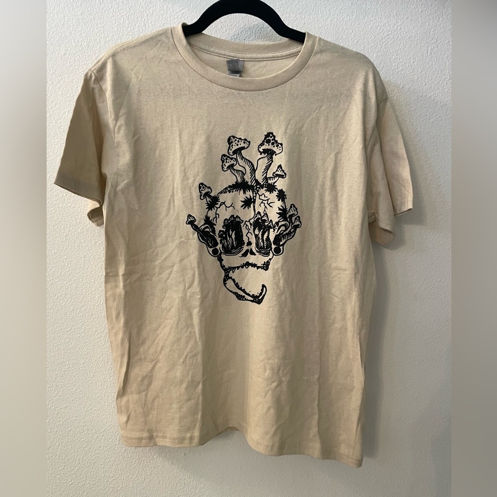 Gildan - Skull Mushroom Beige Graphic Tee